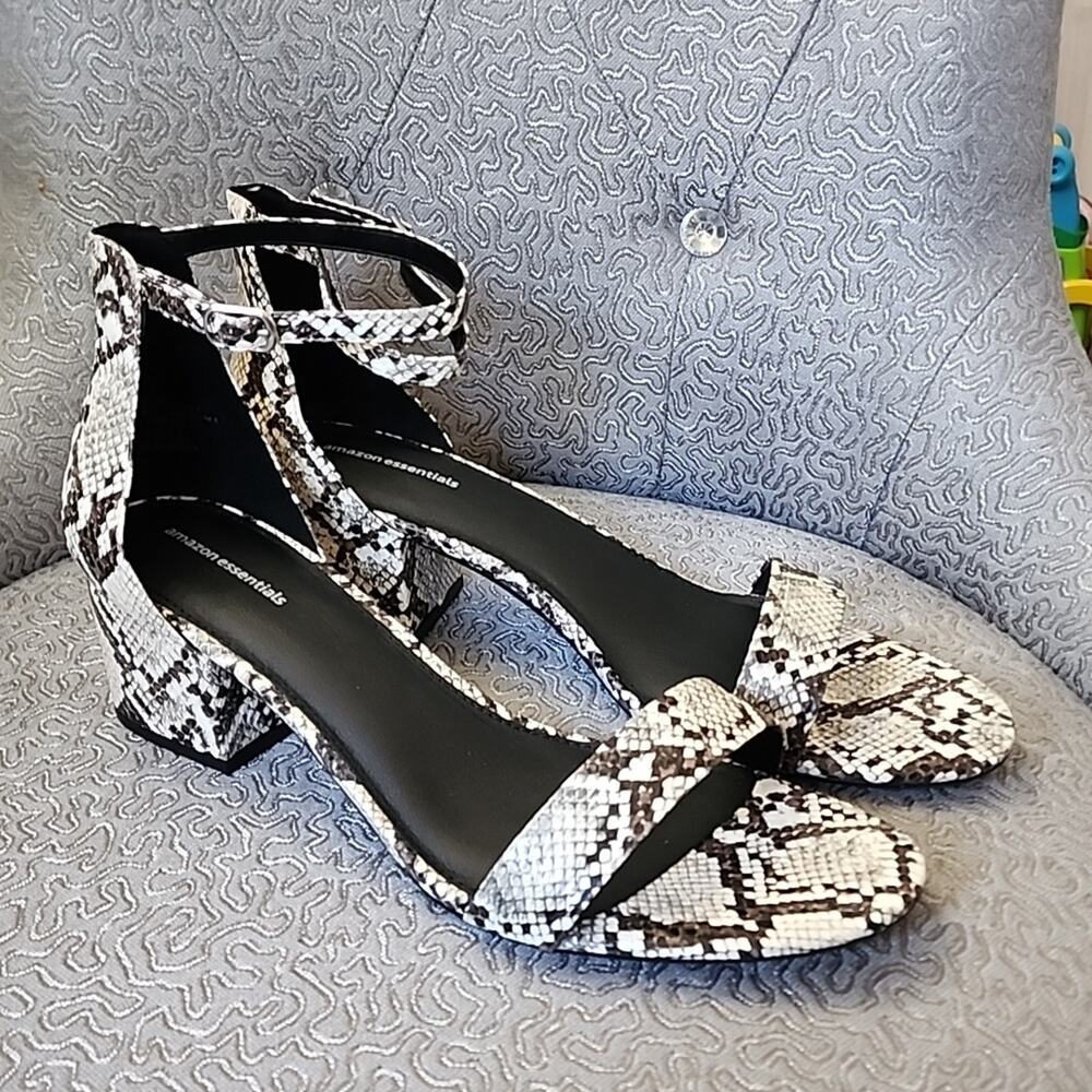 Amazon Essentials Heeled Snake Skin Pront Sandal, 13.5